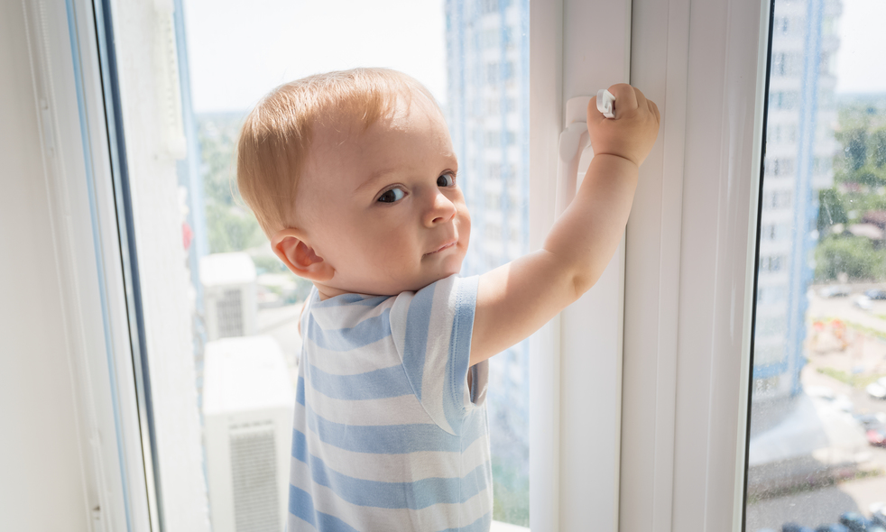 Otevřená okna představují závažné bezpečností riziko pro vaše děti